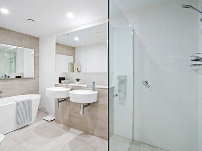 5208 / 2 Como Crescent, Southport