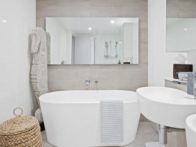 5208 / 2 Como Crescent, Southport