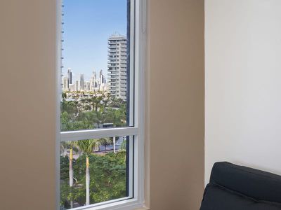909 / 1 Como Crescent, Southport
