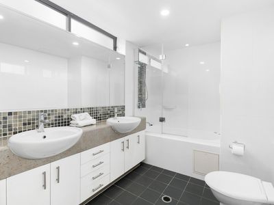 17 / 136 Marine Parade, Southport